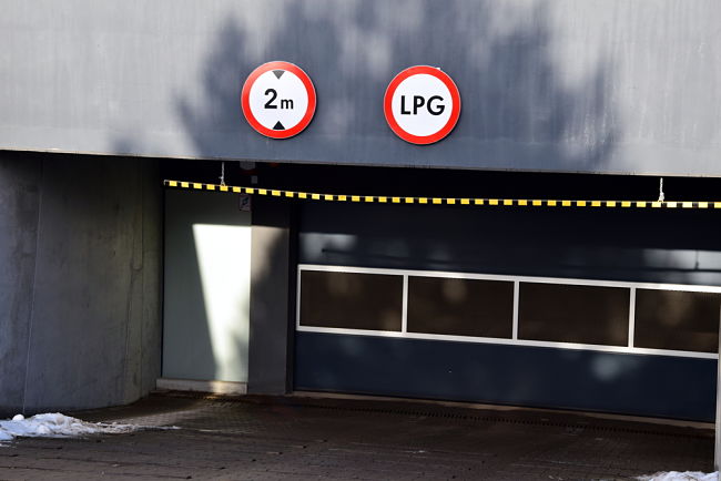 Auta na LPG mohou mít problém s vjezdem do podzemních garáží.